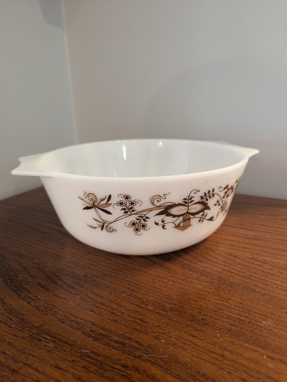 Vintage Pyrex England casserole dish in brown vine pattern 1960s 10" Milk Glass - Picture 2 of 8